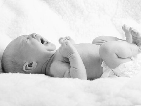 Lasciar piangere il neonato: ecco perché fa male alla sua salute