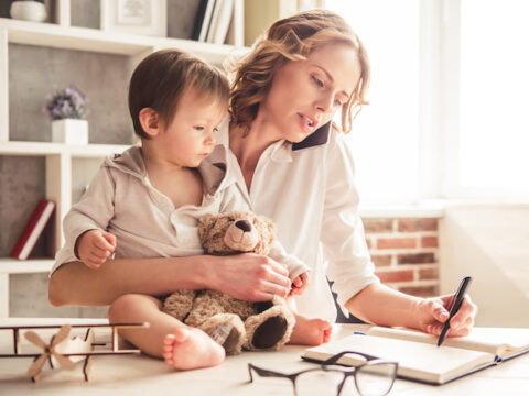 Mamme lavoratrici vs mamme casalinghe: è odio?