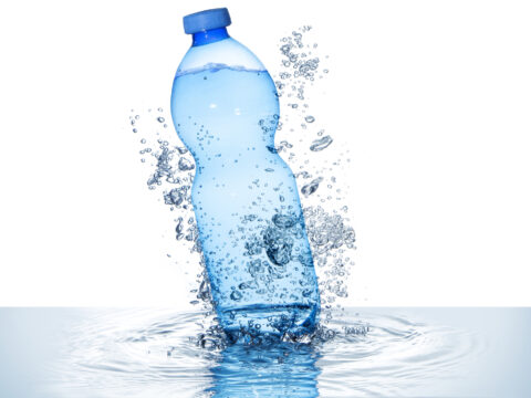 Bere acqua frizzante fa male?