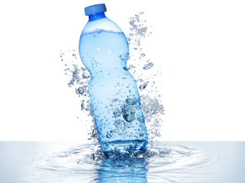 Bere acqua frizzante fa male?
