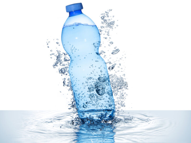 Bere acqua frizzante fa male?