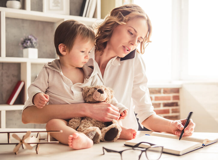 Mamme lavoratrici e mamme casalinghe: perché si scontrano