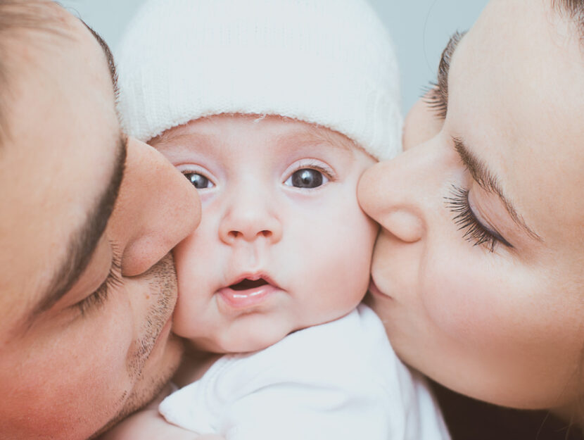 Bambino neonato con genitori