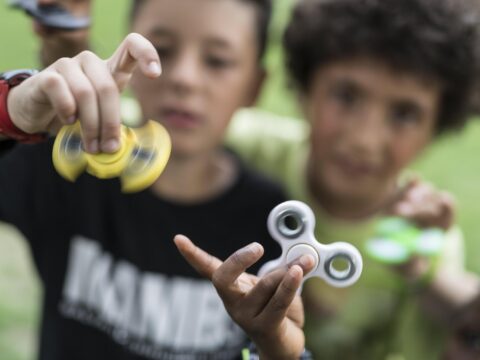 Fidget spinner: occhio ai cloni, sono pericolosi