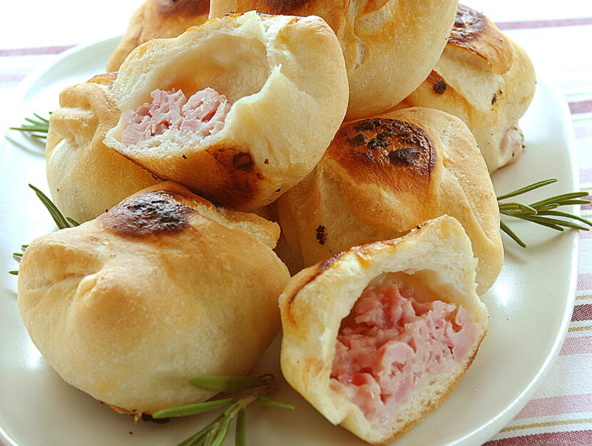 Pane ripieno di formaggio e prosciutto