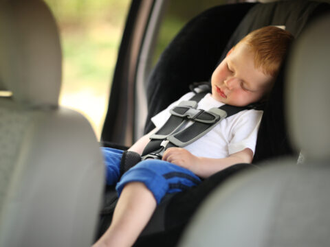 Bimbi in auto, il seggiolino può salvarli due volte
