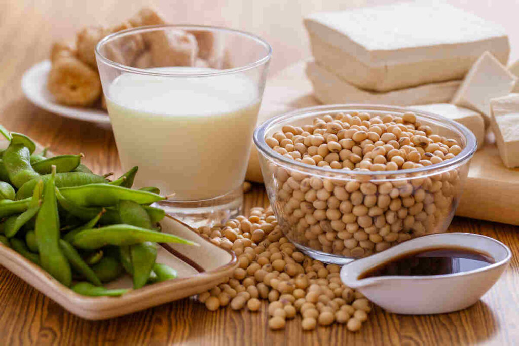 Prodotti soia: baccelli di soia, bicchiere di latte, soia in granuli, salsa di soia