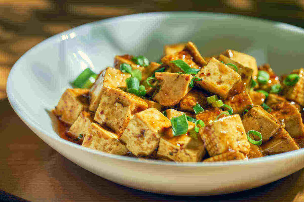 Piatto di tofu con salsa agrodolce