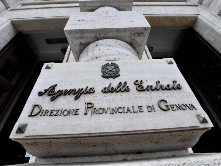 L'ingresso dell'Agenzia delle Entrate di Genova