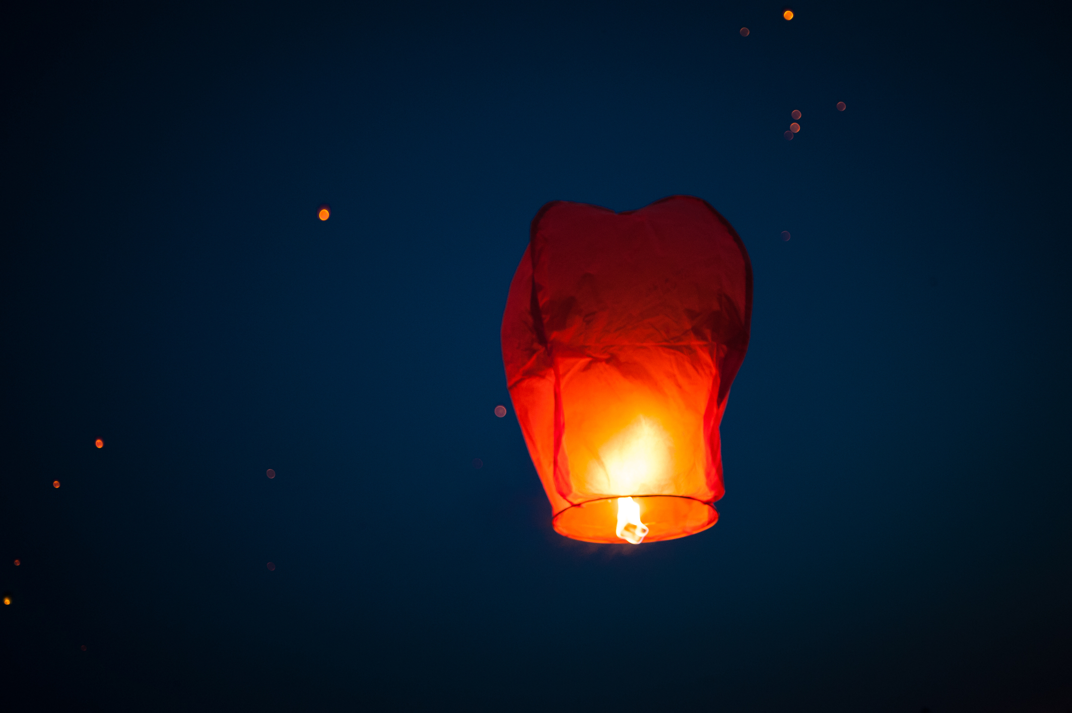 ellisse） lanterne del cielo che desiderano feste（9 pcs colori lanterne cinesi del cielo matrimoni lanterne di carta volanti luci luminose volanti in stile tradizionale usate per compleanni 