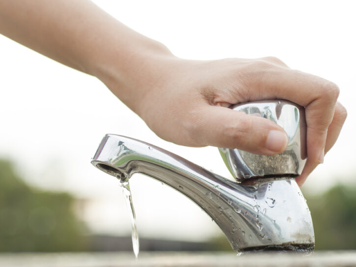 Rubinetto acqua mano donna