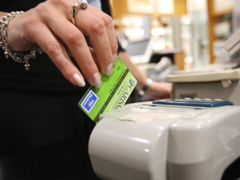 Bancomat e carte di credito: multe per chi non li accetta