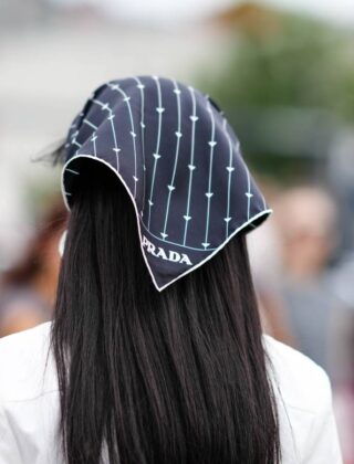 Come indossare un foulard quadrato