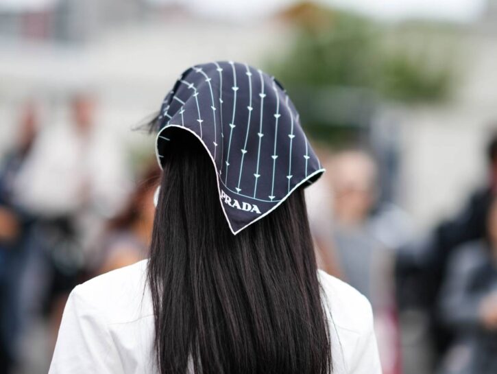 Come indossare un foulard quadrato