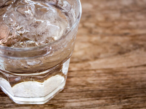 Un bicchiere d'acqua al bar può costare 5 euro?
