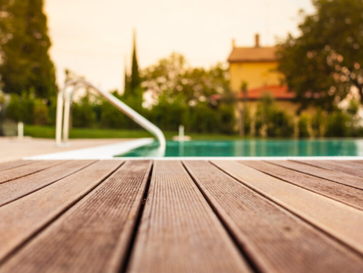 Bordo piscina terme foto Shutterstock