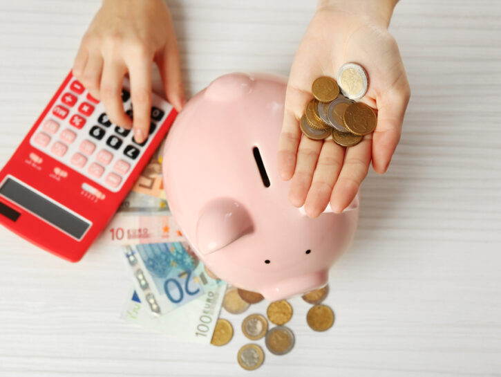 Soldi risparmio donna salvadanaio calcolatrice