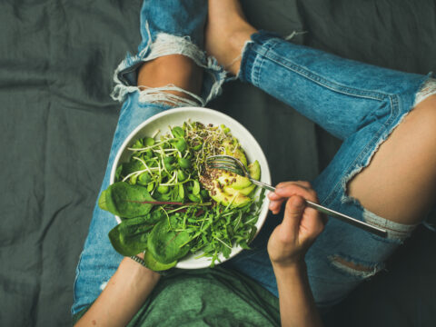 Qual è l'ora perfetta per ogni pasto? Scopriamo a che ora è più sano mangiare