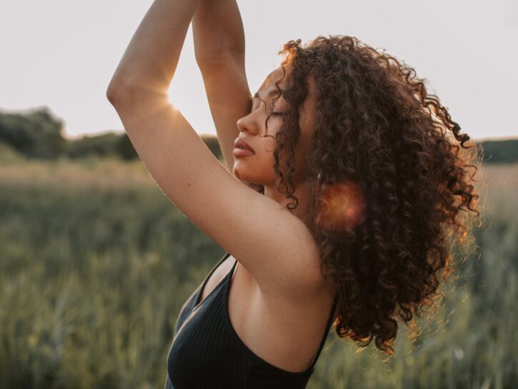 Ricci effetto wow: impacchi naturali per una chioma elastica e luminosa
