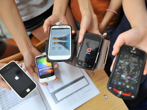 Smartphone a scuola, perché non va proibito