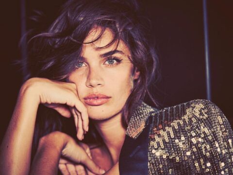 La modella Sara Sampaio denuncia la rivista Lui: "Costretta a posare nuda"