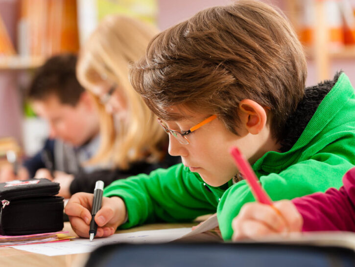 Bambino compiti scuola esami