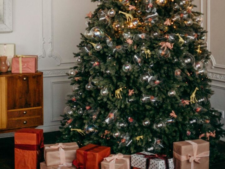 Come decorare l'albero di Natale con il tulle
