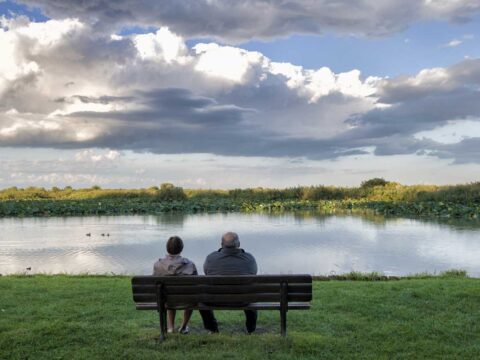 Gli over 65 sono più felici dei giovani