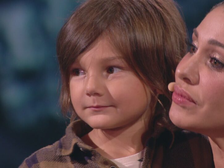 La showgirl argentina Belen Rodriguez con il figlio Santiago durante la puntata di Chi ha incastrato