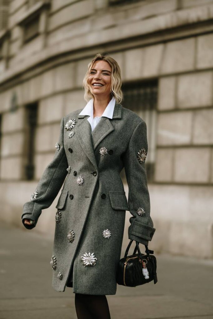 look cappotto grigio+camicia bianca