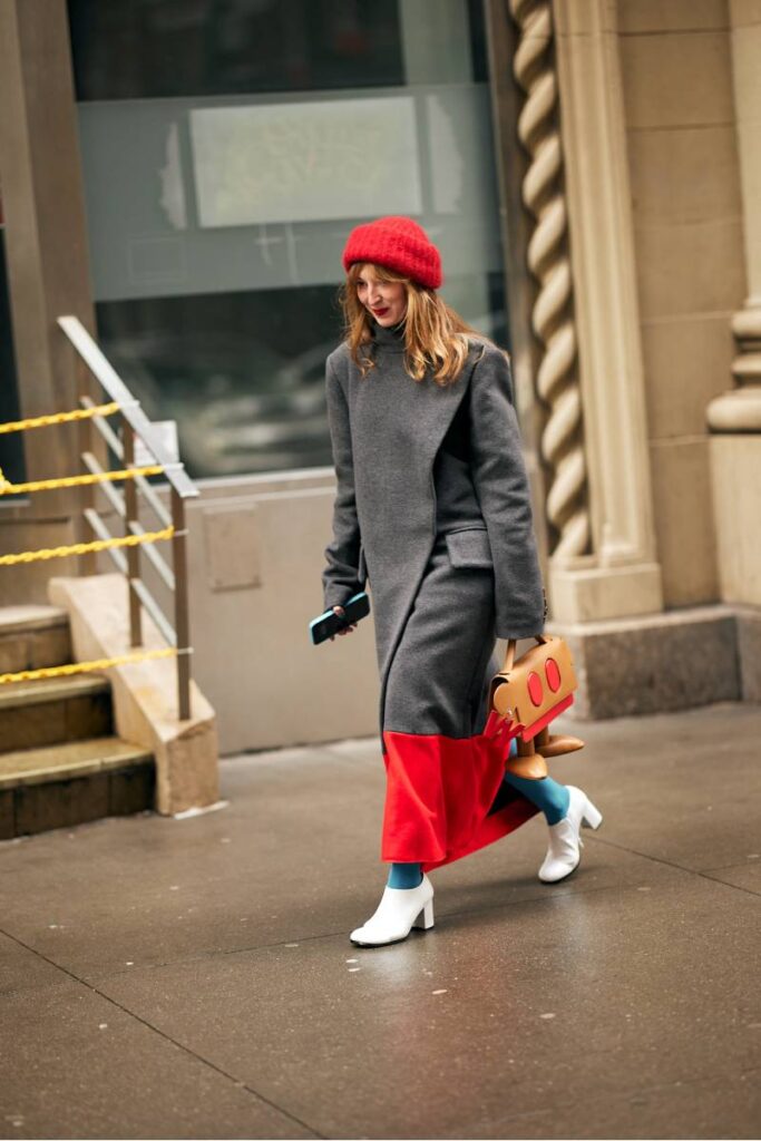 cappotto grigio con tocco di rosso