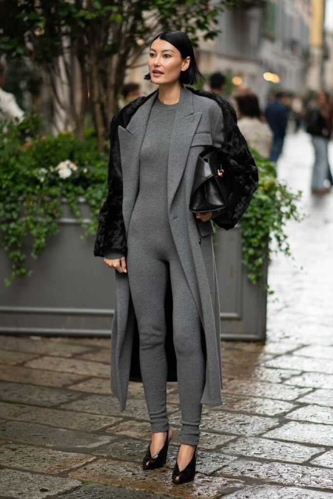 total look grigio con cappotto lungo