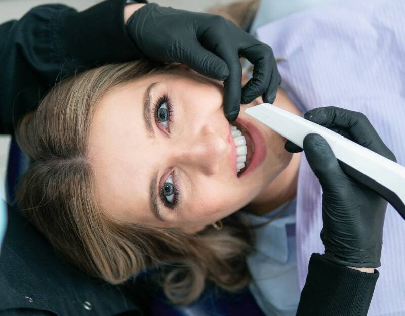 ragazza dal dentista per mal di denti