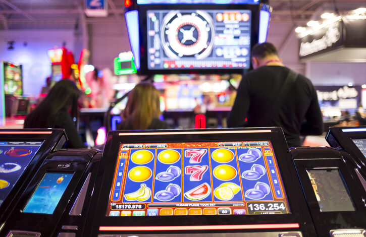 Gioco d’azzardo, la metà dei ludopatici sono donne