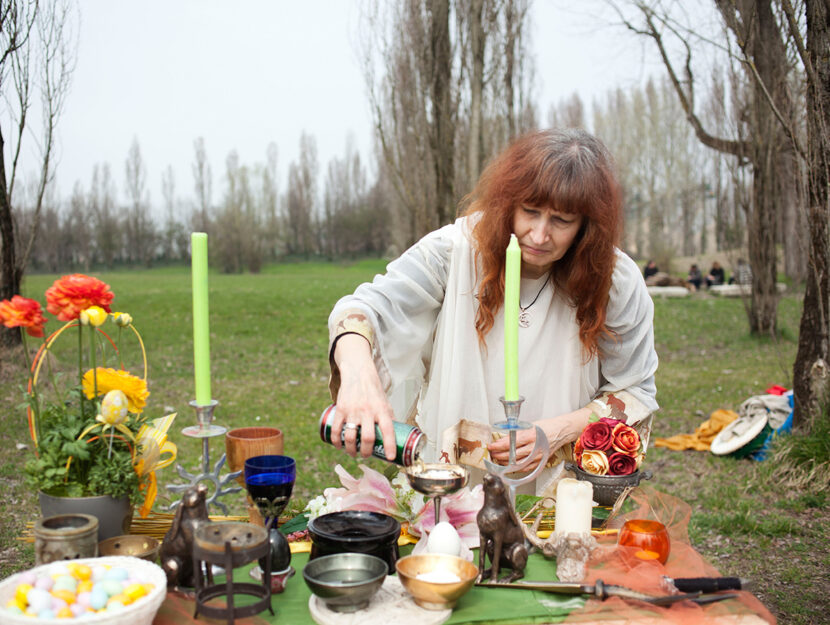 Maurizia, una sacerdotessa del culto della Wicca, durante la celebrazione di Ostara (una festa pagan