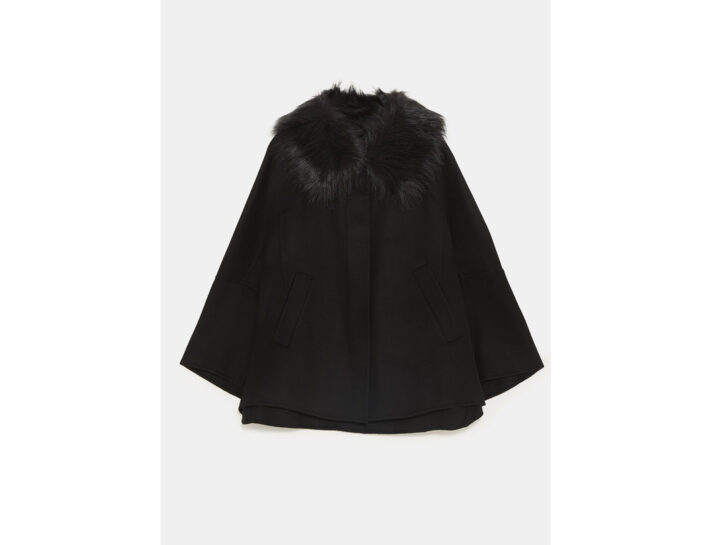Cappa nera con collo in ecopelliccia (ZARA)