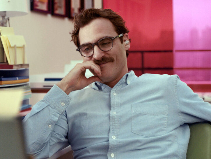 In "Lei", del 2013, Theodore (Joaquin Phoenix) si innamora del sistema operativo OS1, ribattezzato S
