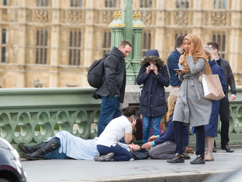 «L'indifferenza della giovane musulmana»: la foto risale al 22 marzo, durante l’attentato a Lond