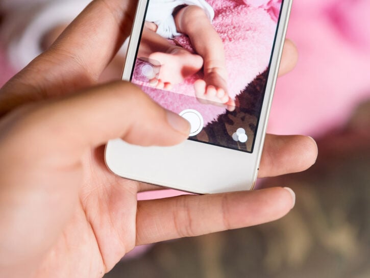 Foto bambina cellulare mano mamma