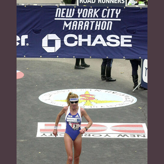 Franca Fiacconi taglia il traguardo alla Maratona di New York del 2000. In quell'occasione la m