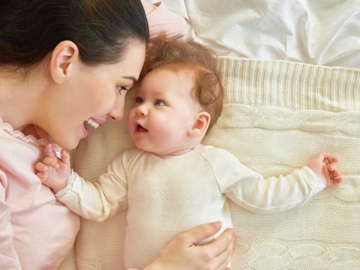 Mamma bebe sul letto