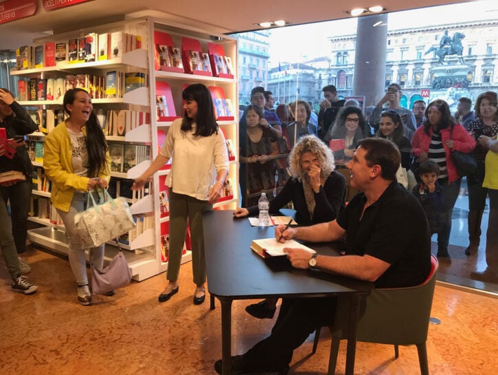 Nicholas Sparks firma le copie di La vita in due per i fan a Milano