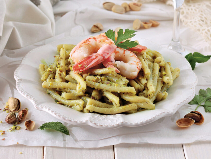 Pasta con pesto di pistacchi e gamberi