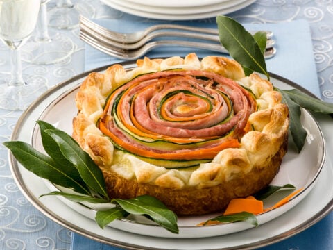 Torta a forma di rosa con prosciutto