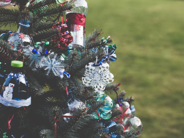 Come costruire un albero di Natale con bottiglie di plastica