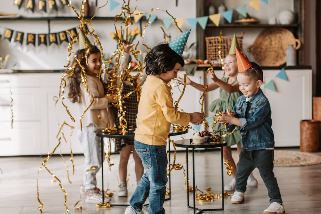 bambini festeggiano un compleanno in casa
