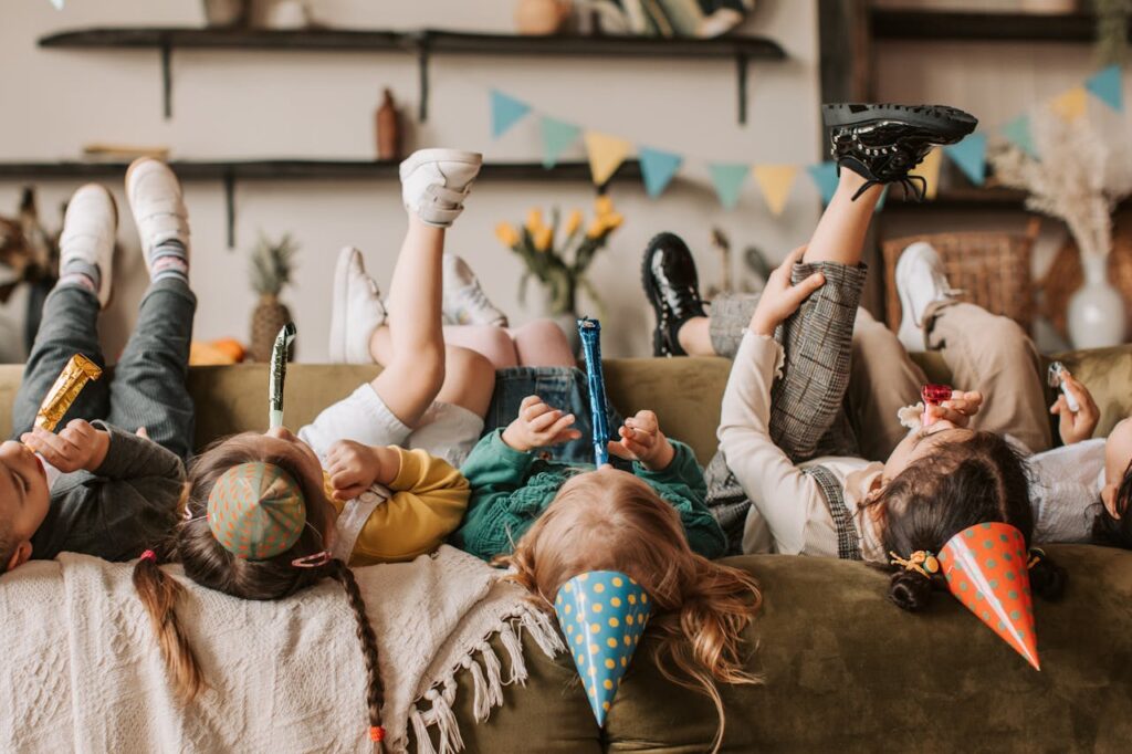 bambini sul divano che festeggiano un compleanno