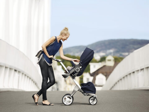 Vicini al proprio bambino esplorando il mondo
