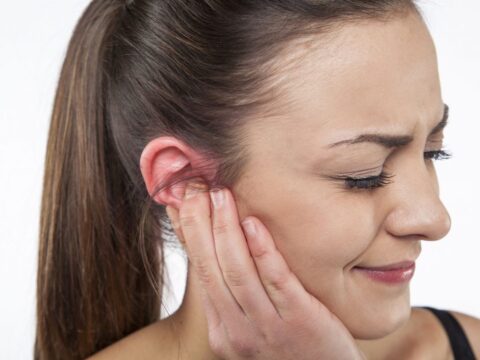 Come sciogliere un tappo di cerume nell'orecchio
