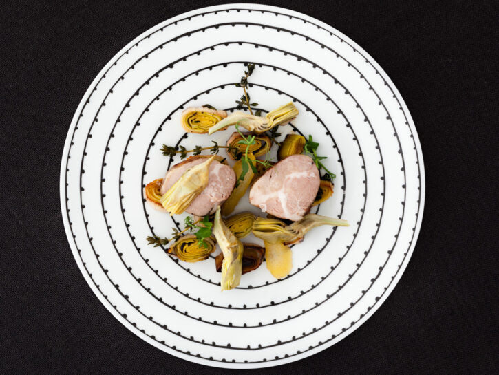 Coppa di maiale arrosto, porri, carciofi al timo e limone